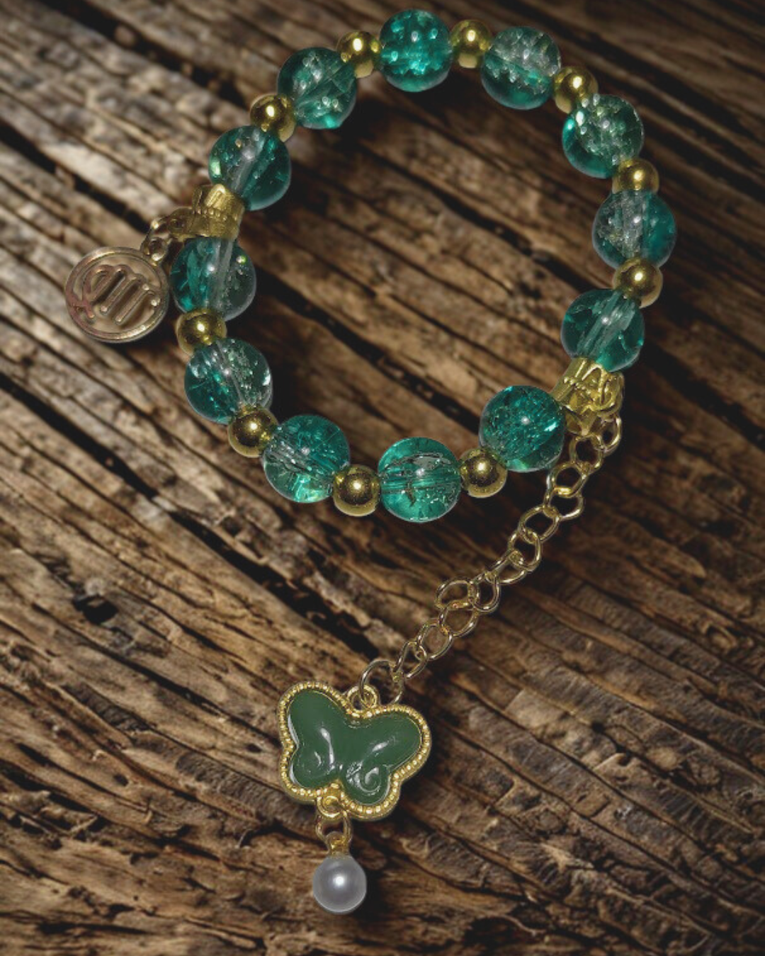 Pulsera con Dijes de Mariposa de Cristal Craquelado Verde Azulado, Dije de Virgo y Gota de Perla (Tono Dorado)