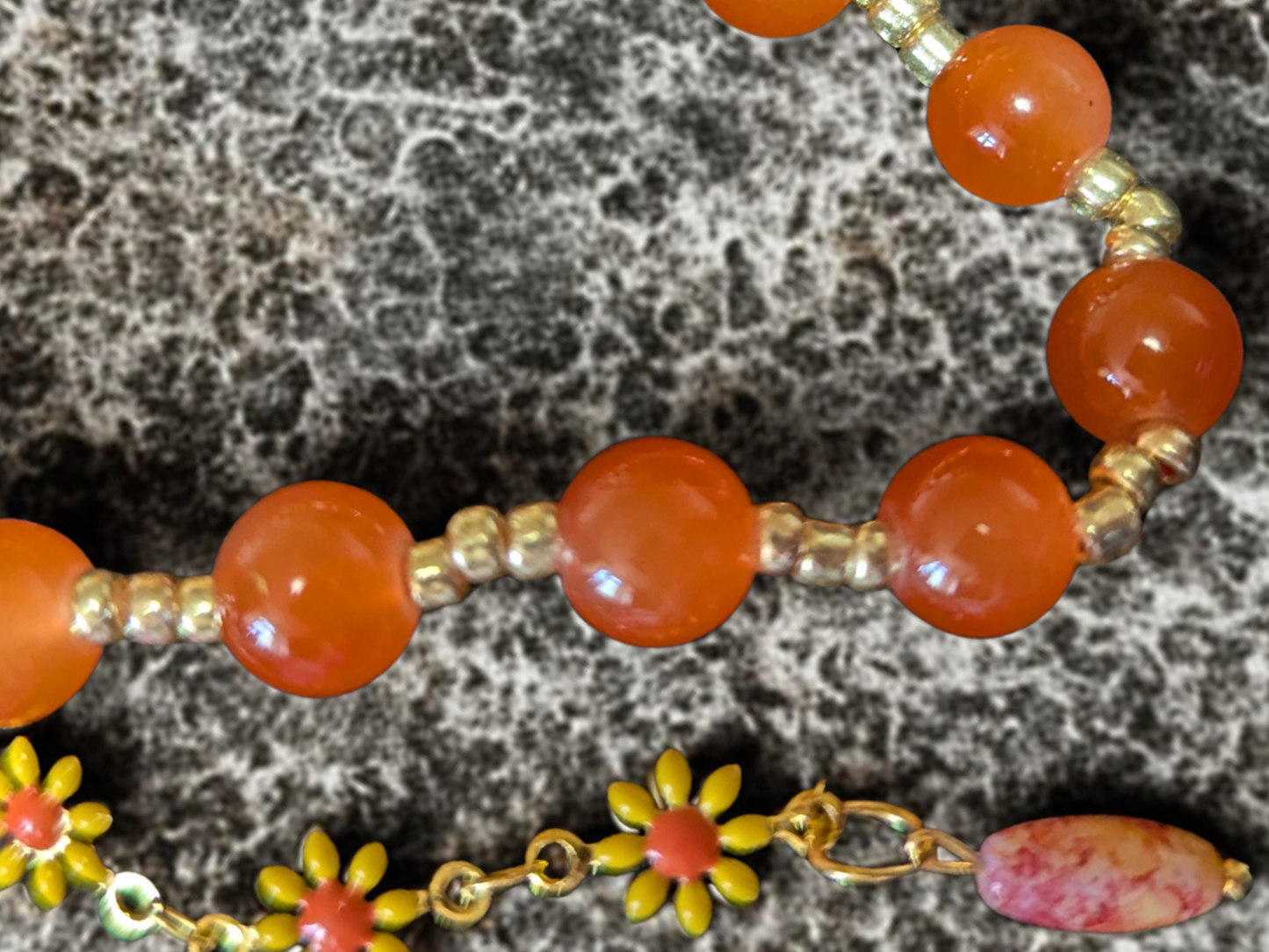 Bracelet extensible perlé orange fait main avec breloque florale