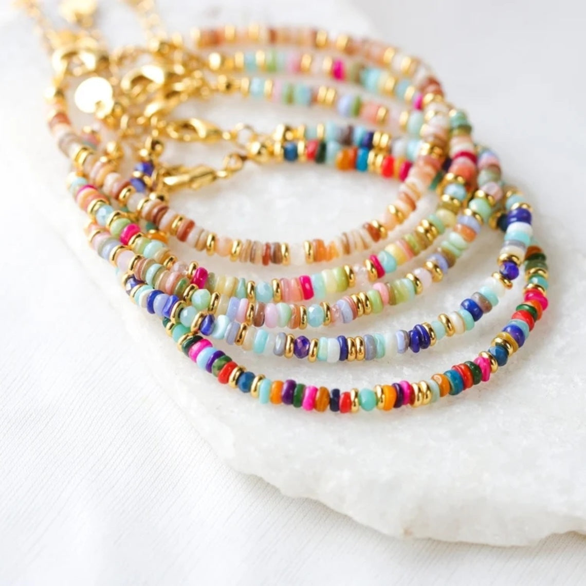 Pulsera de Conchas Naturales Coloridas Tejidas a Mano con Cuentas para Mujer | Joyería Retro Boho de Verano