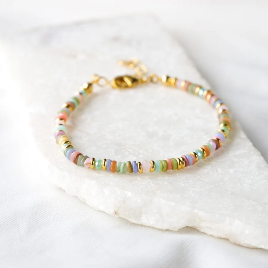 Pulsera de Conchas Naturales Coloridas Tejidas a Mano con Cuentas para Mujer | Joyería Retro Boho de Verano