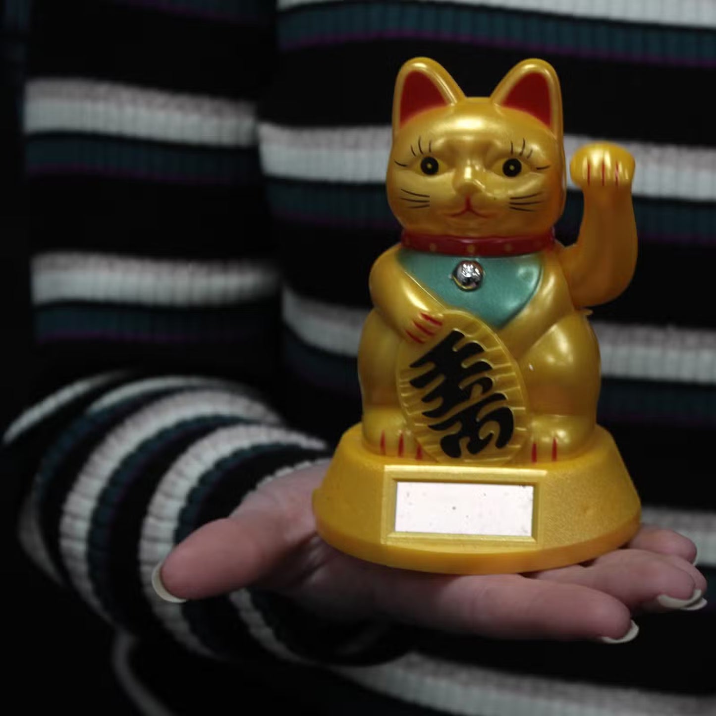 🐱 Lucky Solar Powered Waving Cat – Symbol of Wealth & Prosperity 🪙✨