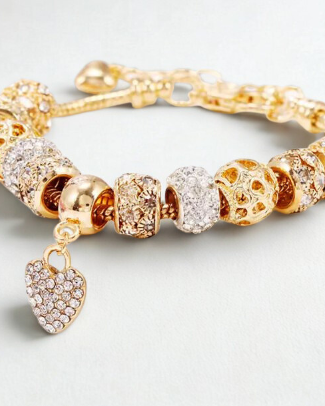 Bracelet à breloques européen doré scintillant avec perles en cristal pavé et breloque pendante en forme de cœur