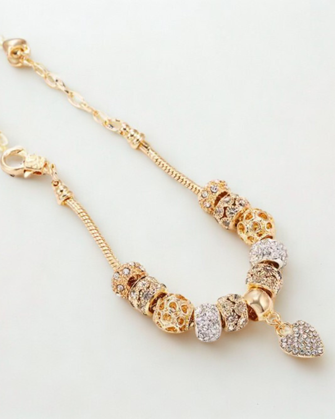 Bracelet à breloques européen doré scintillant avec perles en cristal pavé et breloque pendante en forme de cœur