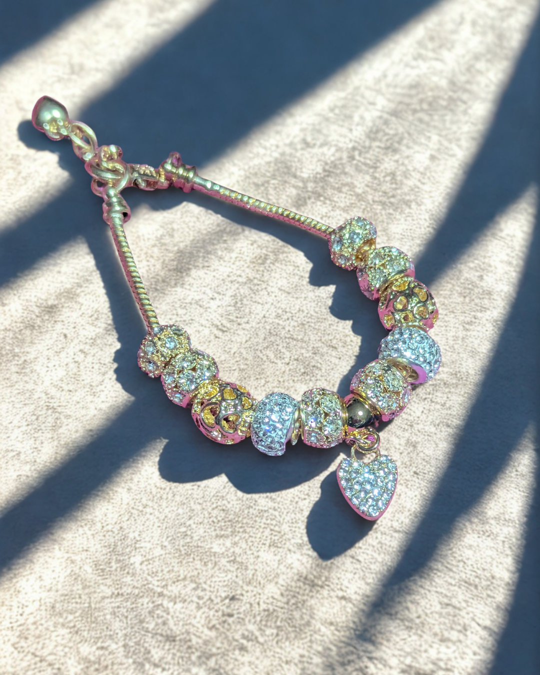 Bracelet à breloques européen doré scintillant avec perles en cristal pavé et breloque pendante en forme de cœur