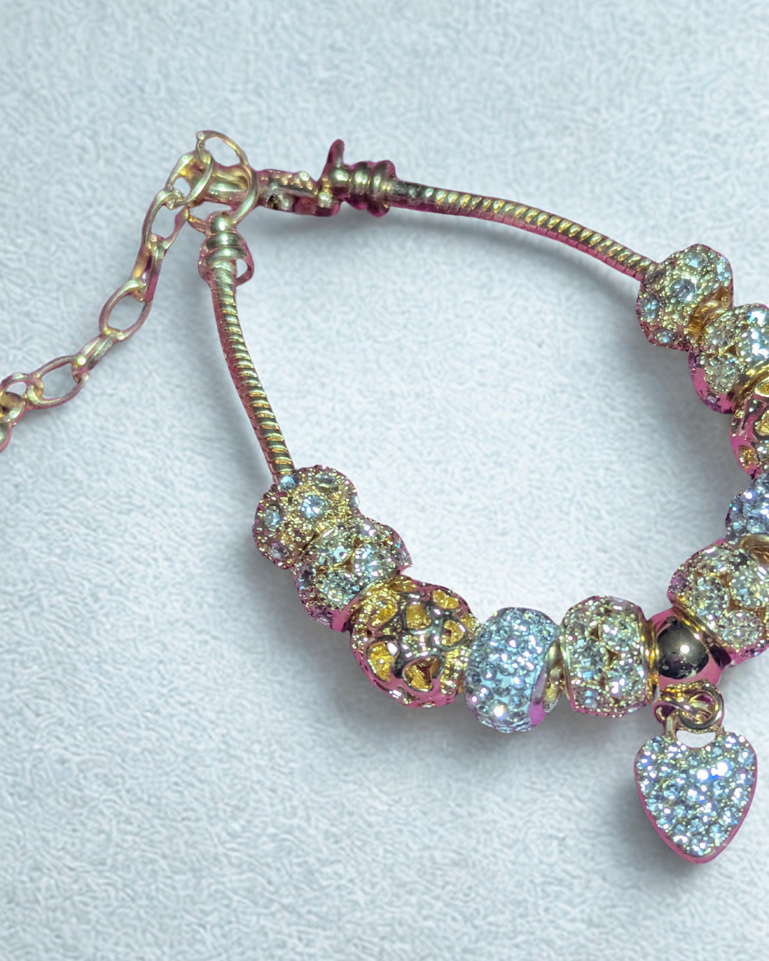 Bracelet à breloques européen doré scintillant avec perles en cristal pavé et breloque pendante en forme de cœur