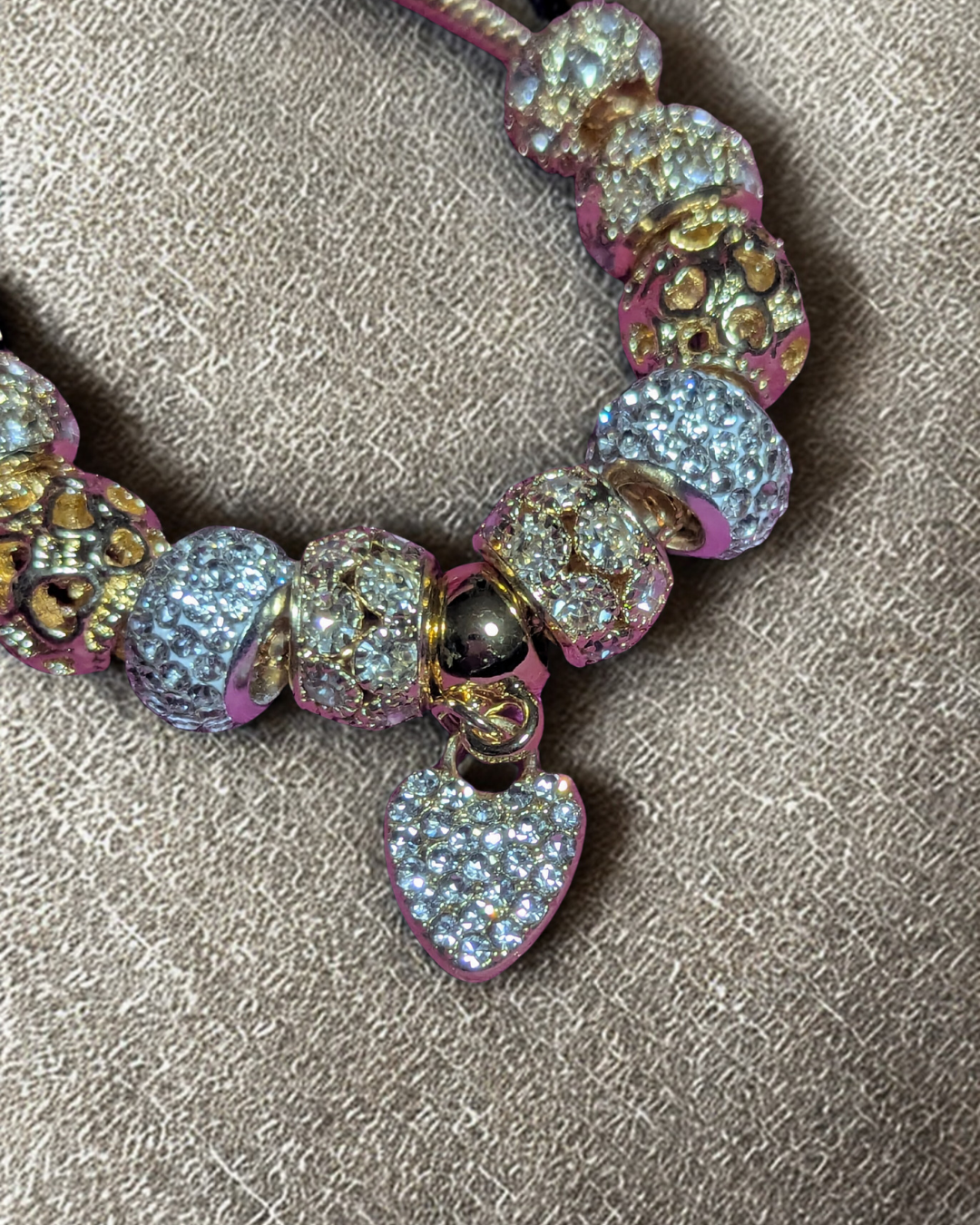 Bracelet à breloques européen doré scintillant avec perles en cristal pavé et breloque pendante en forme de cœur