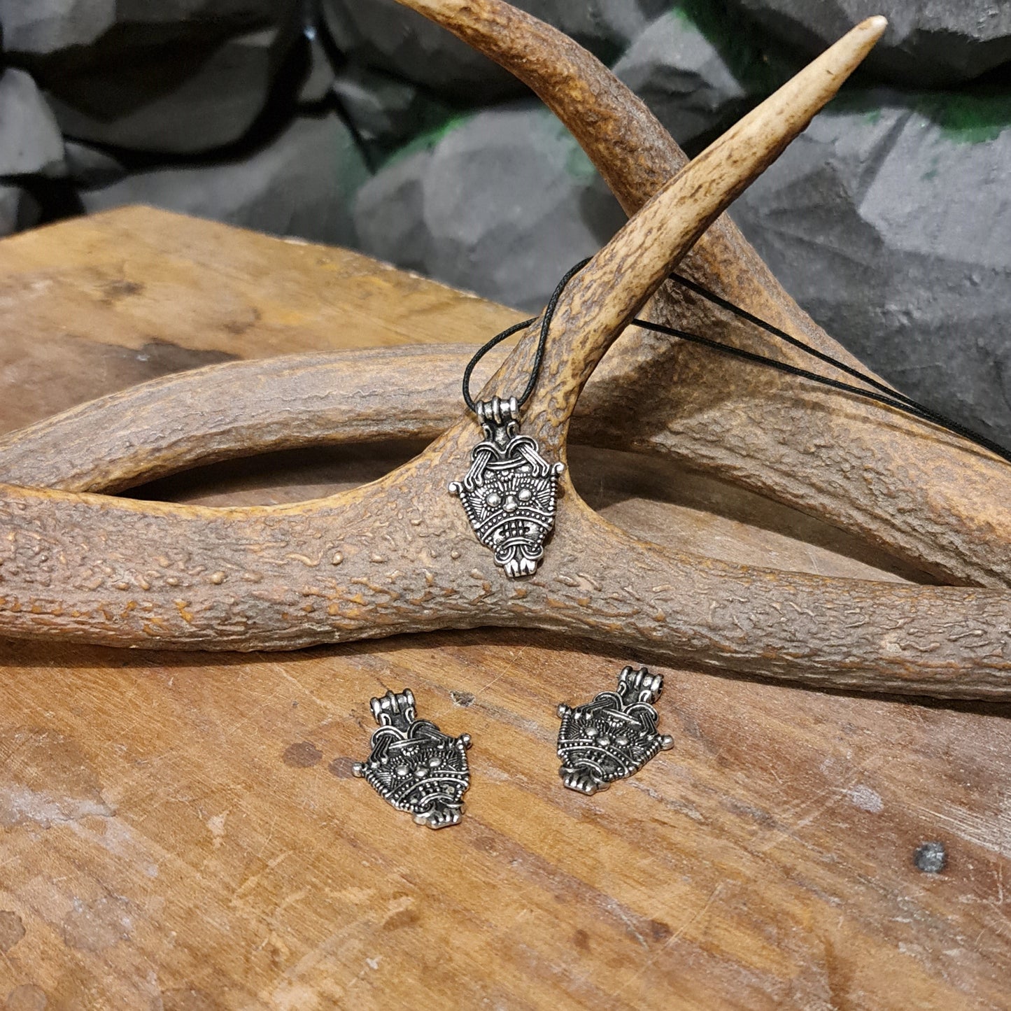 Pendentif Masque de Loki en Étain sans Plomb – Amulette Viking Nordique Inspirée des Découvertes Danoises et Suédoises