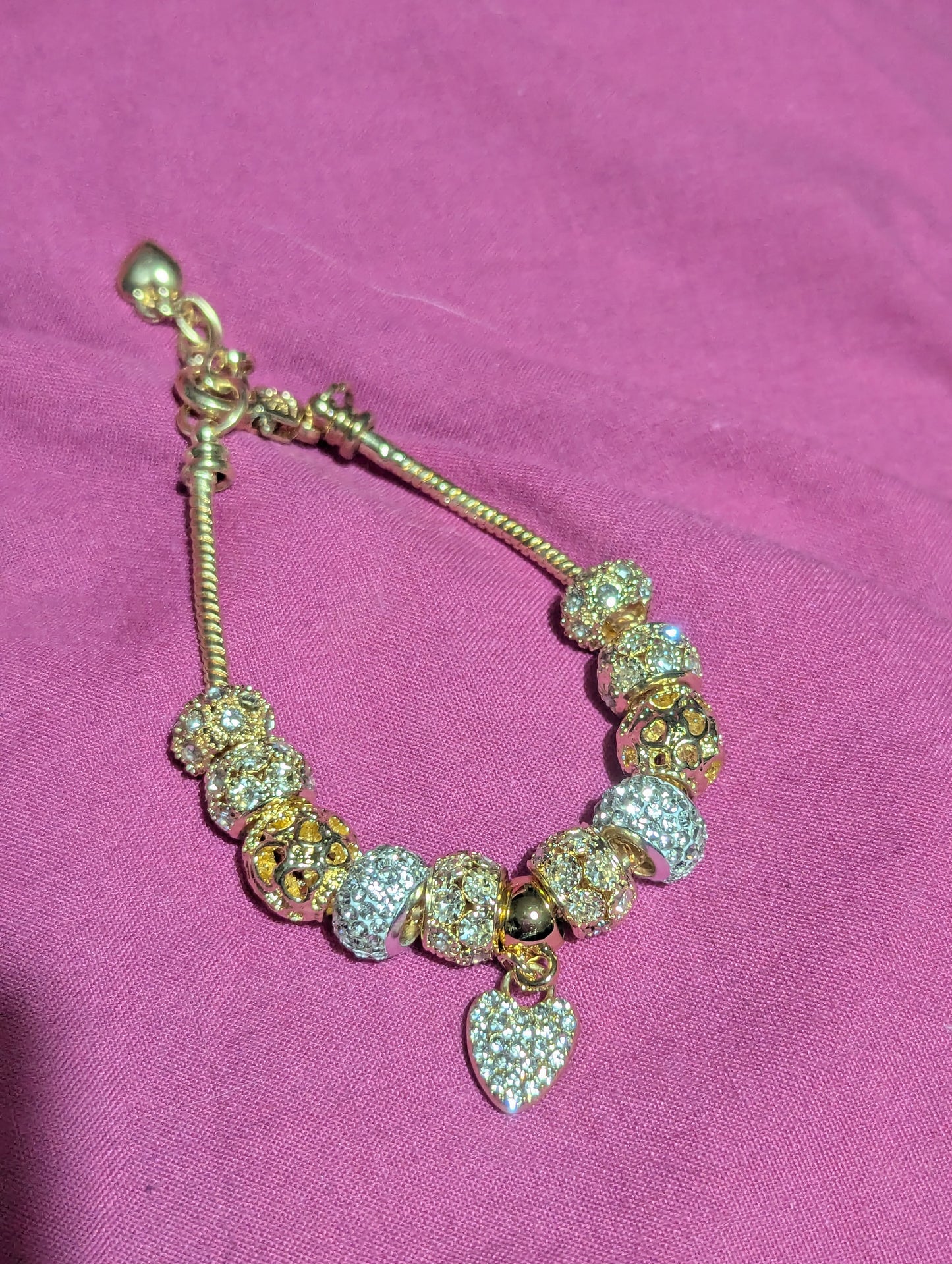 Bracelet à breloques européen doré scintillant avec perles en cristal pavé et breloque pendante en forme de cœur