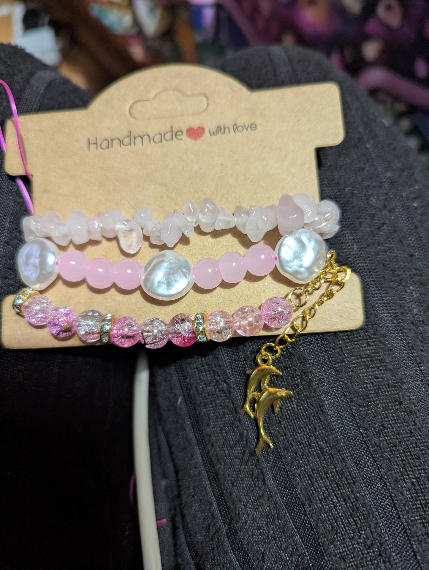 Pulsera de cuentas rosa hecha a mano con abalorio dorado