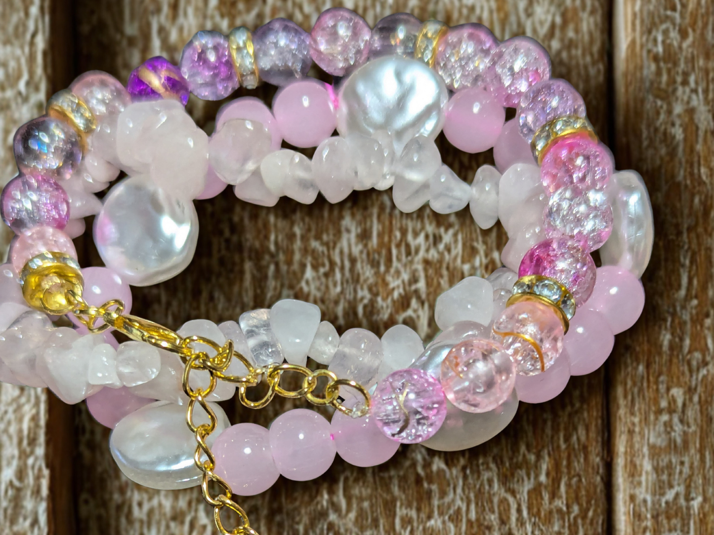 Pulsera de cuentas rosa hecha a mano con abalorio dorado