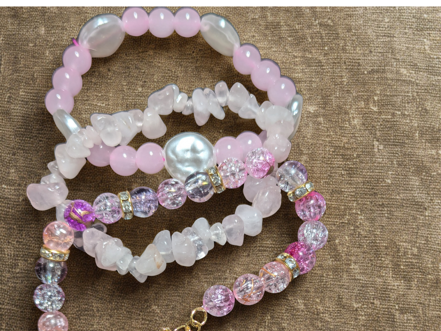 Pulsera de cuentas rosa hecha a mano con abalorio dorado