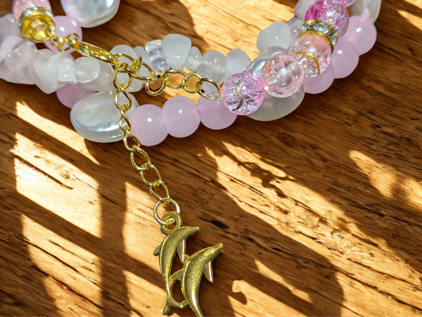 Pulsera de cuentas rosa hecha a mano con abalorio dorado