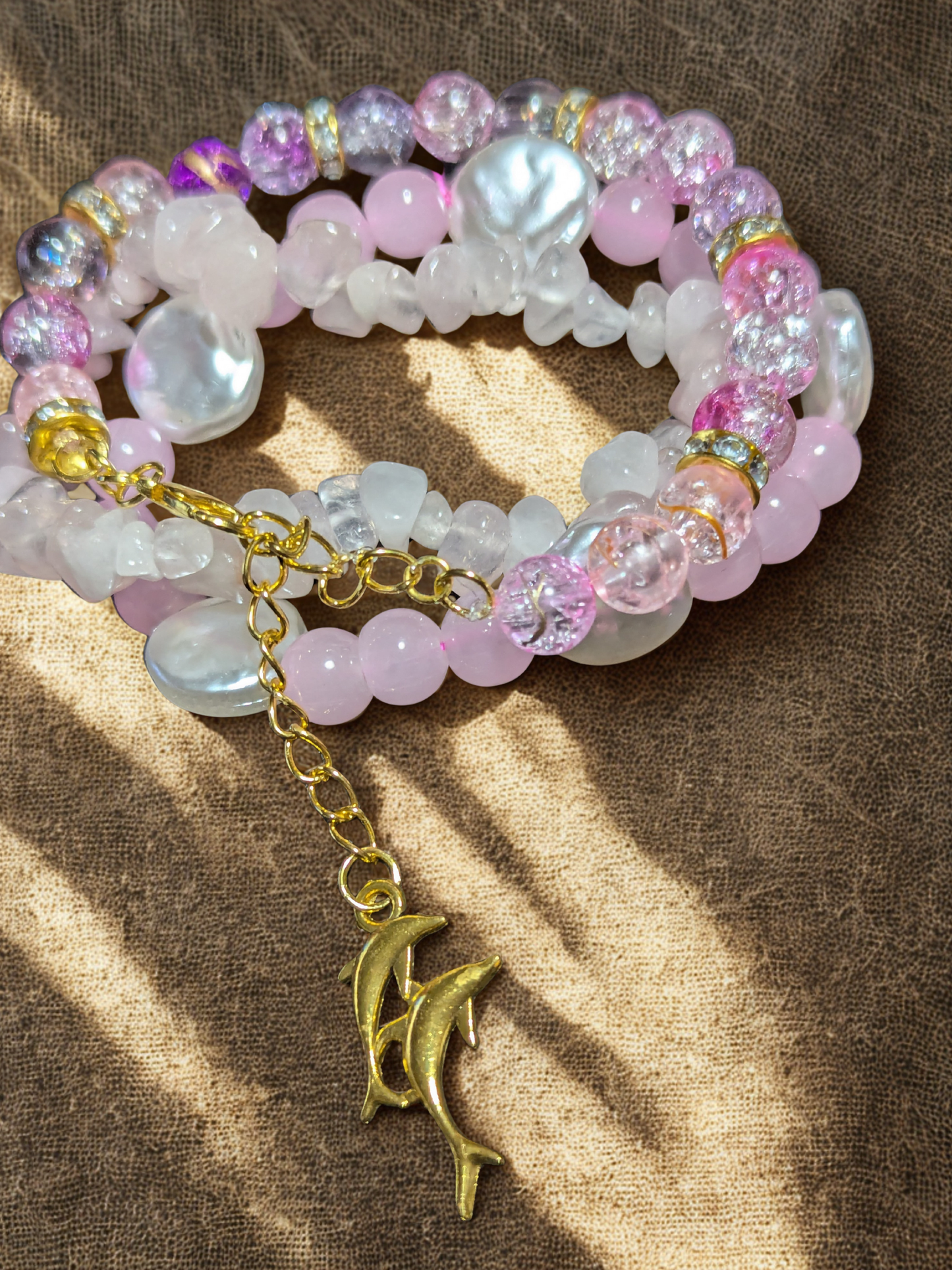 Pulsera de cuentas rosa hecha a mano con abalorio dorado