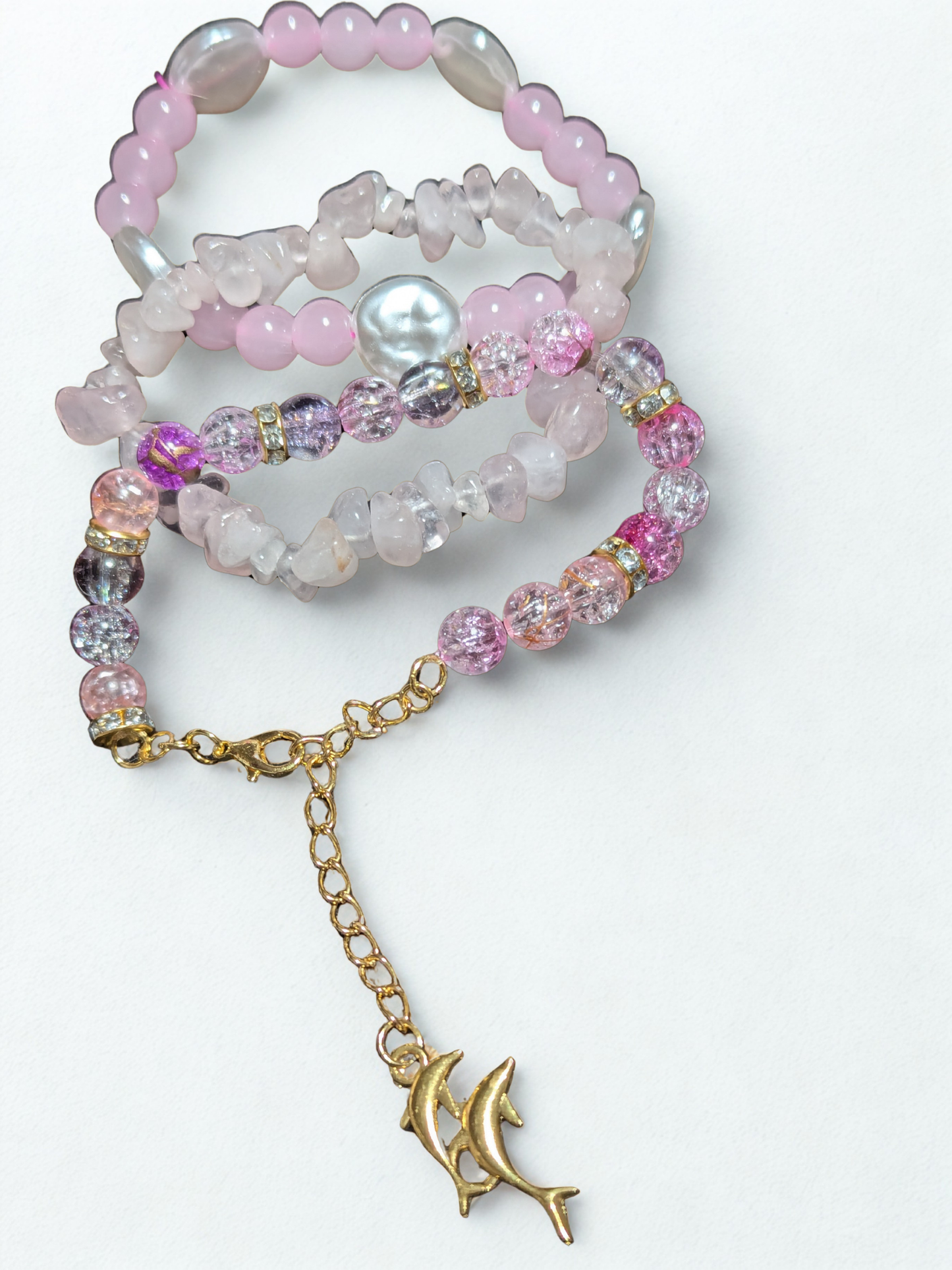 Pulsera de cuentas rosa hecha a mano con abalorio dorado