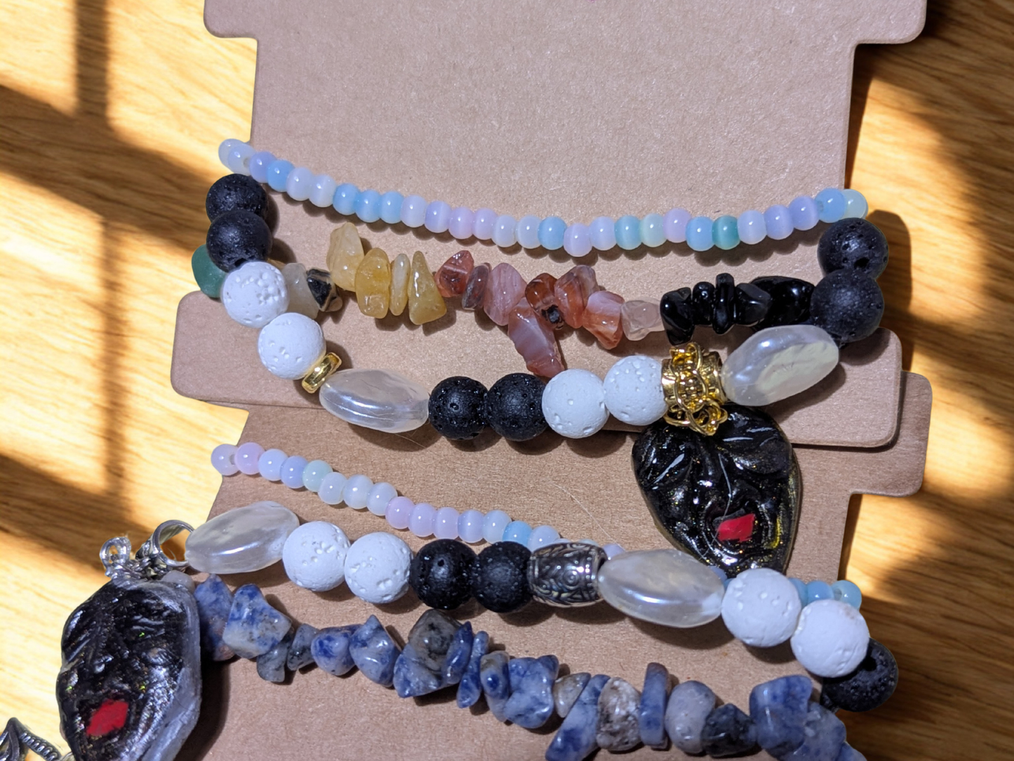 Set de pulseras elásticas bohemias hechas a mano – Conjunto de 3 piezas de cuentas multicolores con dije