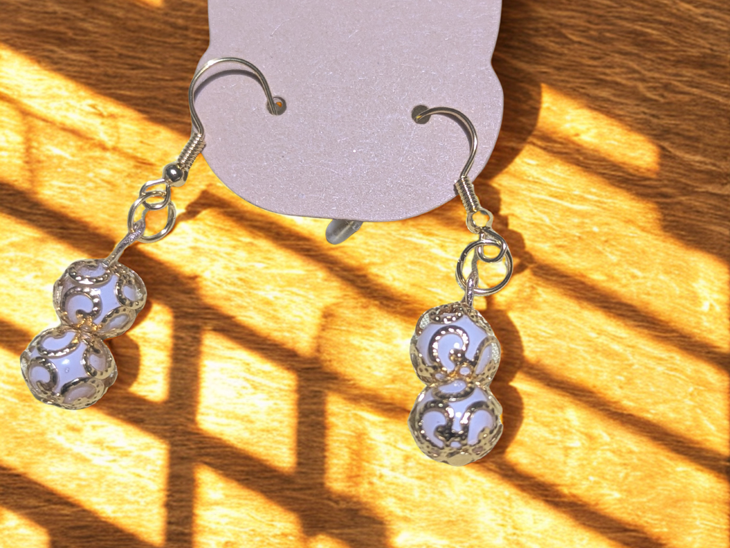 Pendientes de doble caída en tonos blanco y dorado