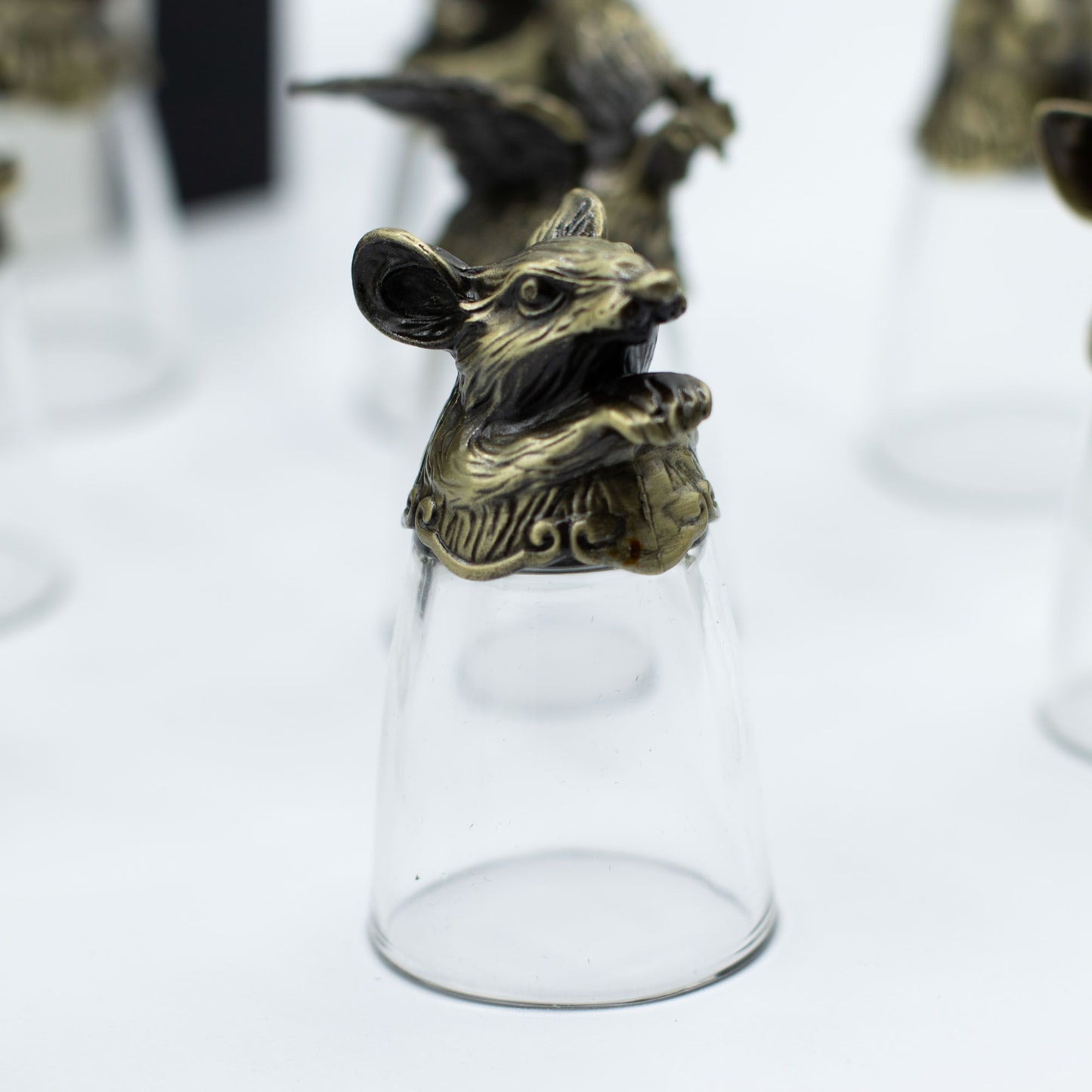 Ensemble de 12 verres à shot du zodiaque chinois – Verres de 25 ml avec base en métal de style antique et coffret cadeau