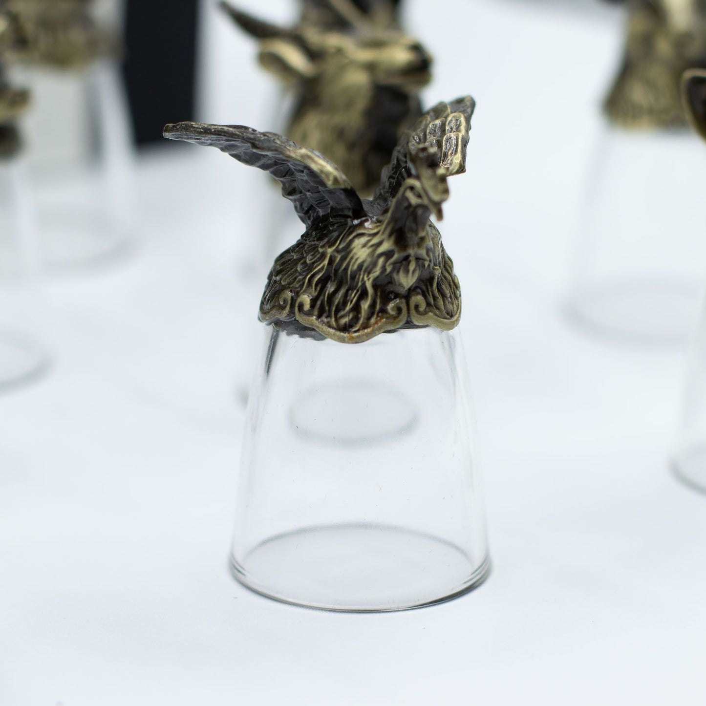 Ensemble de 12 verres à shot du zodiaque chinois – Verres de 25 ml avec base en métal de style antique et coffret cadeau