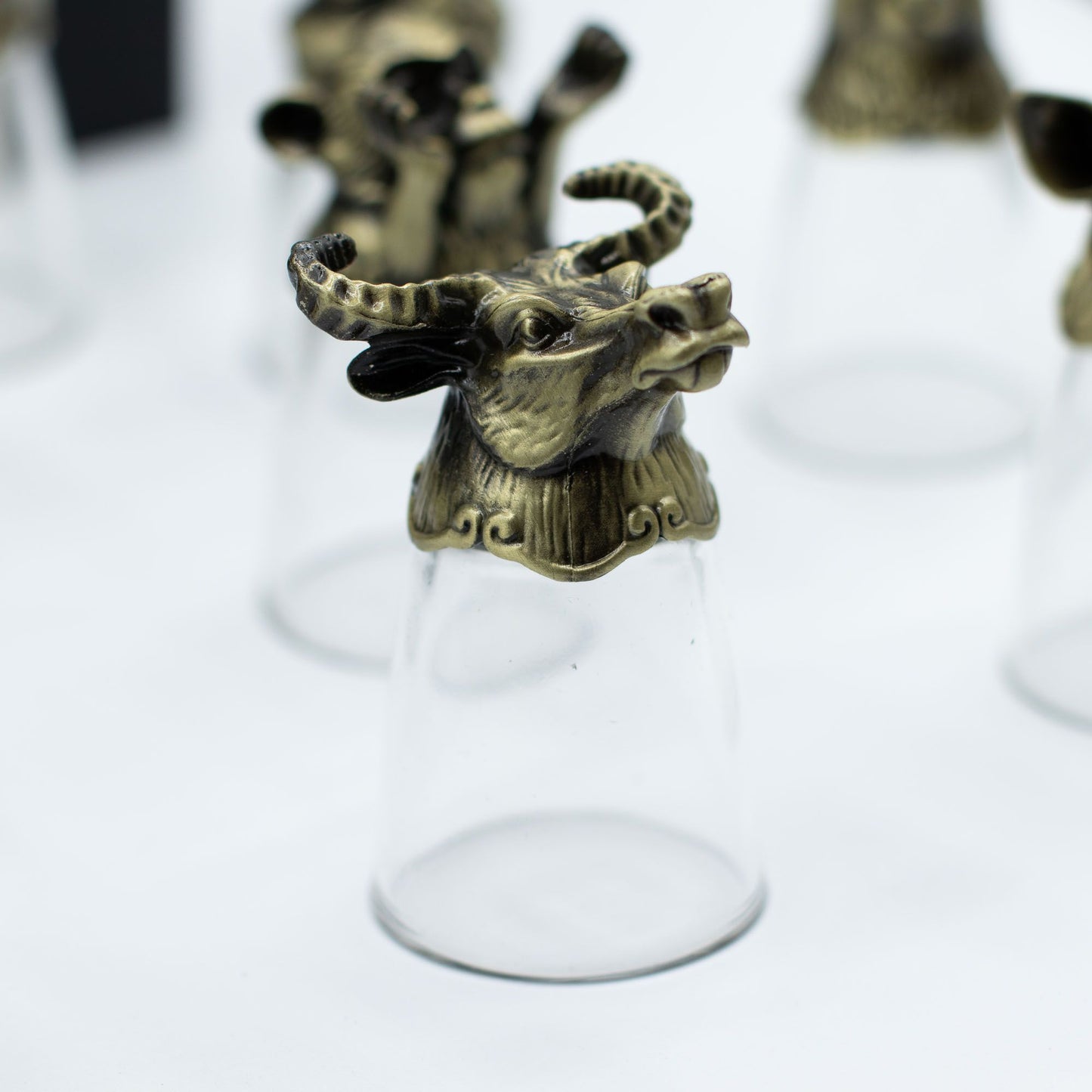 Ensemble de 12 verres à shot du zodiaque chinois – Verres de 25 ml avec base en métal de style antique et coffret cadeau