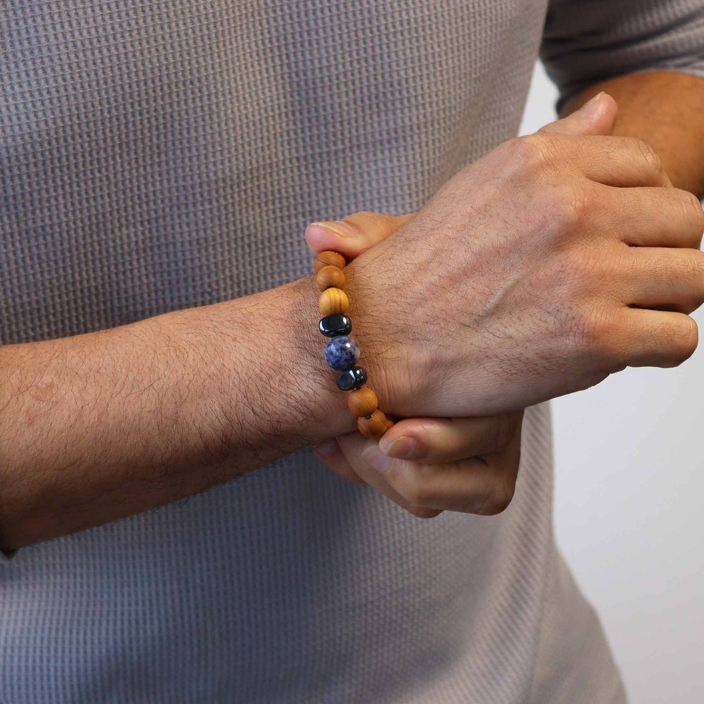 Cedarwood Throat Chakra Bangle with Sodalite – Intuition & Clear Communication Bracelet 💙✨