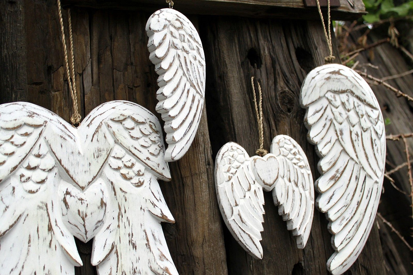 Hermosa decoración de pared de alas de ángel – Decoración colgante de madera de albesia tallada a mano con efecto envejecido y estilo vintage