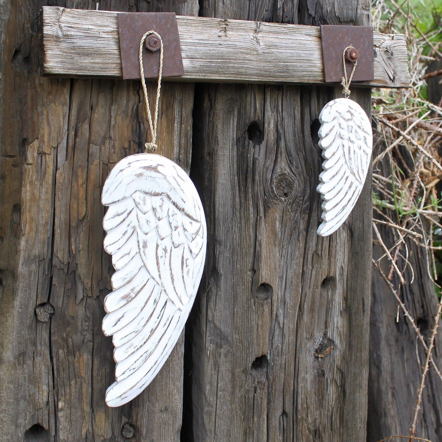 Hermosa decoración de pared de alas de ángel – Decoración colgante de madera de albesia tallada a mano con efecto envejecido y estilo vintage