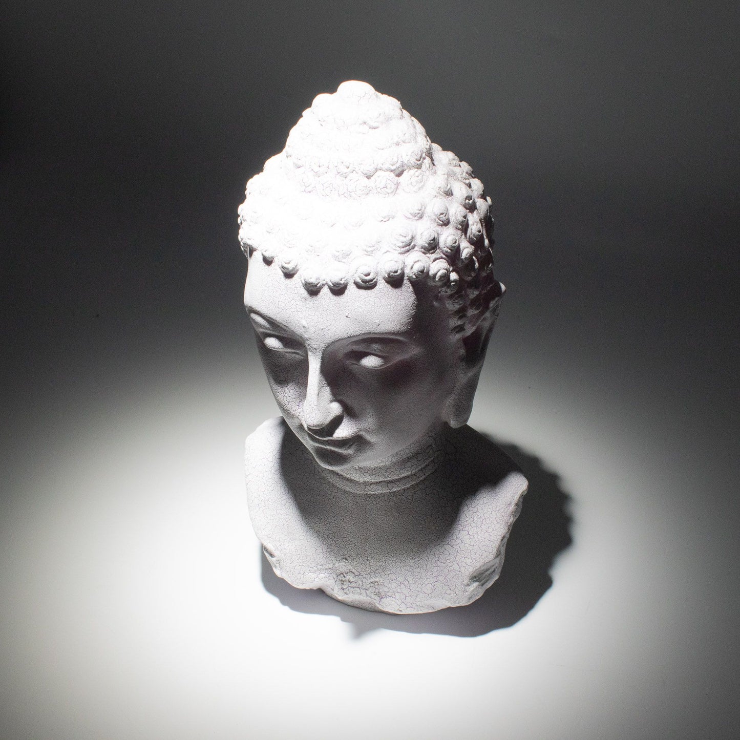 Busto de Buda Lámpara Lavanda Craquelada con Base Ovalada – Lámpara de Mesa de Ambiente Calmante para Dormitorio y Espacios de Relajación