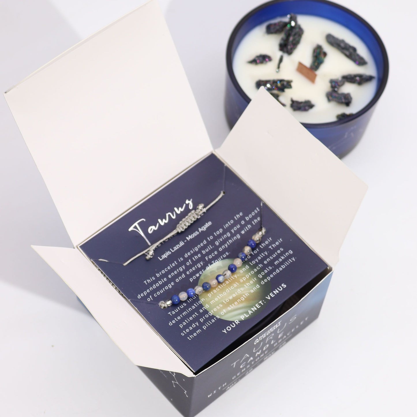Bougie en Cristal du Zodiaque Taureau avec Bracelet en Pierres Précieuses – Coffret Cadeau Émeraude Forestière & Patchouli