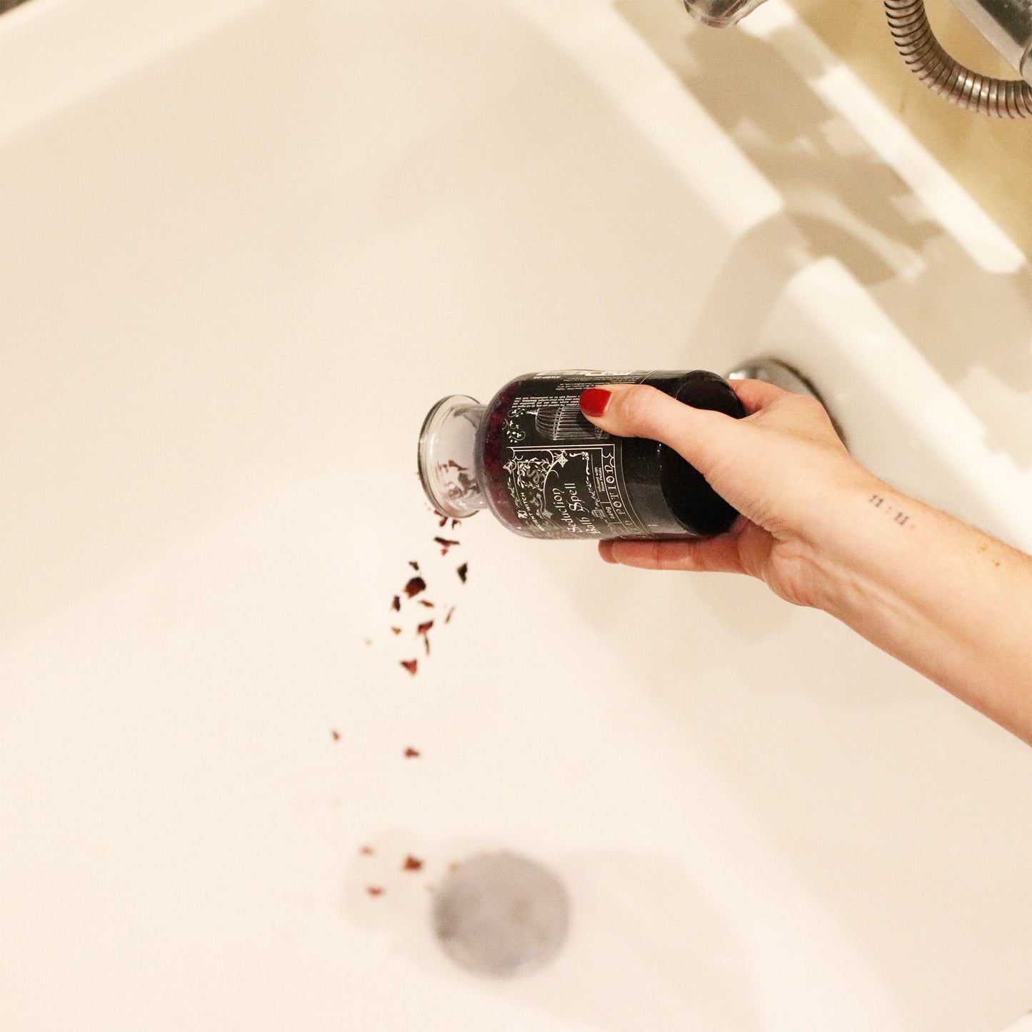 🕯️ Ancient Witch Bath Spell Potion & Amethyst Crystal Amulet – Seduction 💜