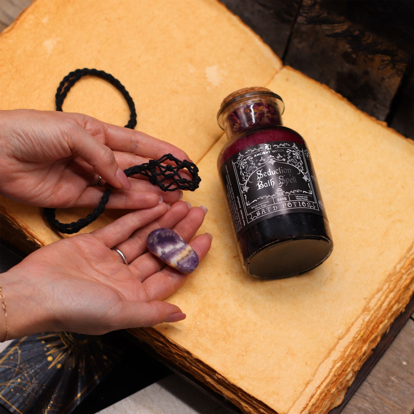 🕯️ Ancient Witch Bath Spell Potion & Amethyst Crystal Amulet – Seduction 💜