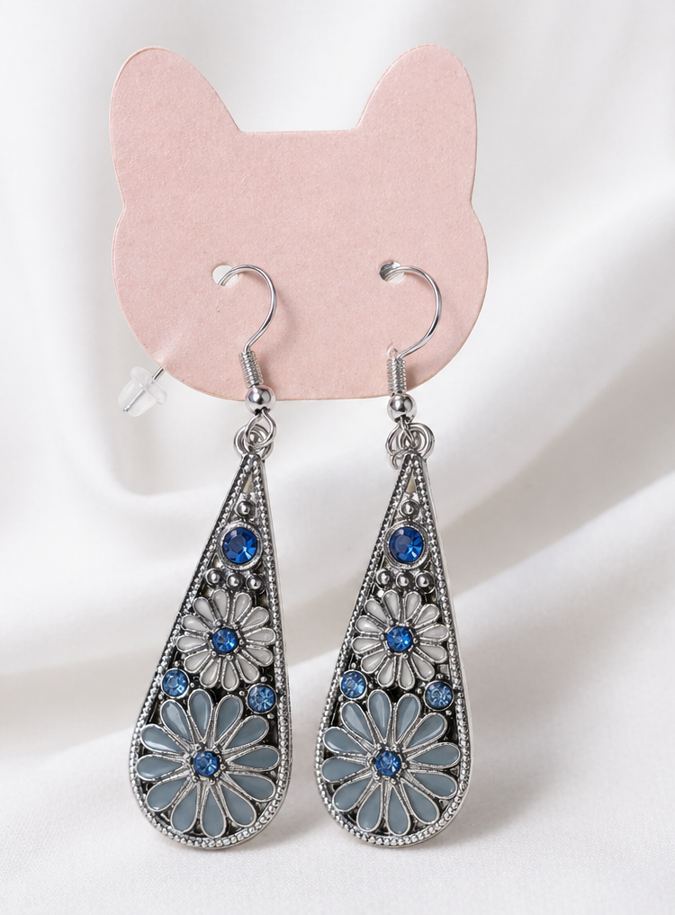 Pendientes de Lágrima Florales hechos a mano en Tono Plata con Diamantes de Imitación Azules